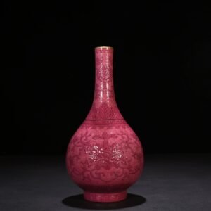 Qing Dynasty Qianlong rouge red rolled floral pattern gallbladder vase