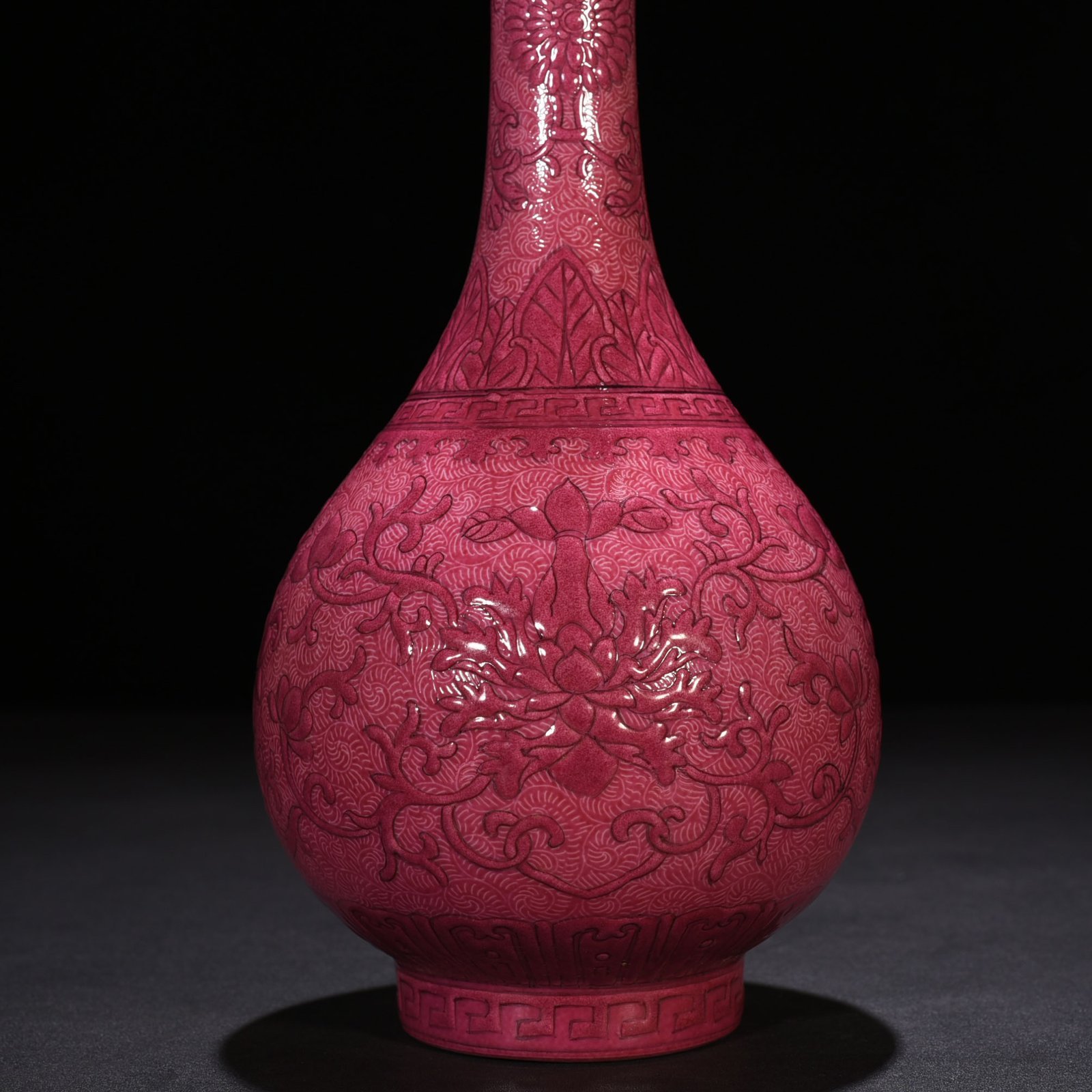 Qing Dynasty Qianlong rouge red rolled floral pattern gallbladder vase