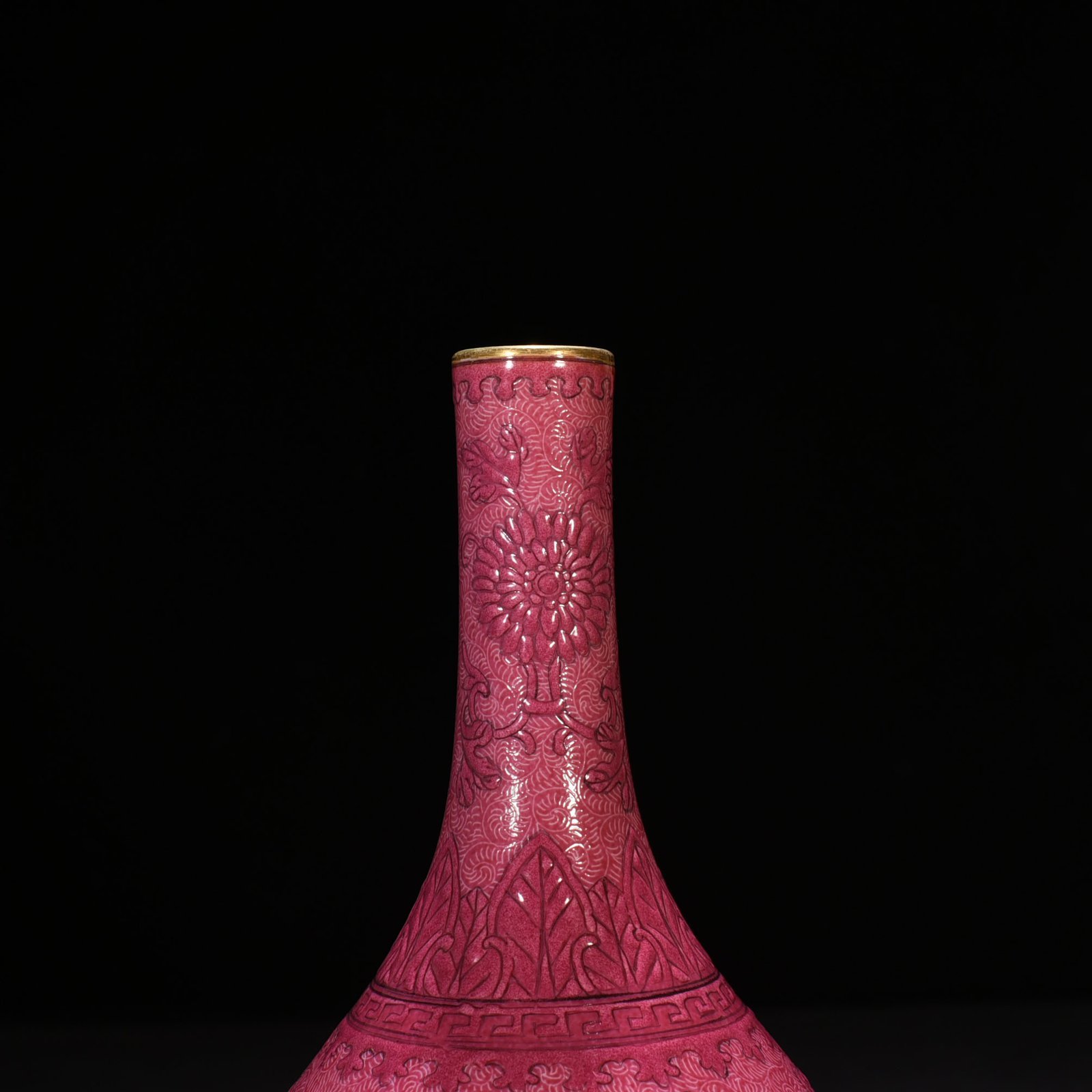 Qing Dynasty Qianlong rouge red rolled floral pattern gallbladder vase
