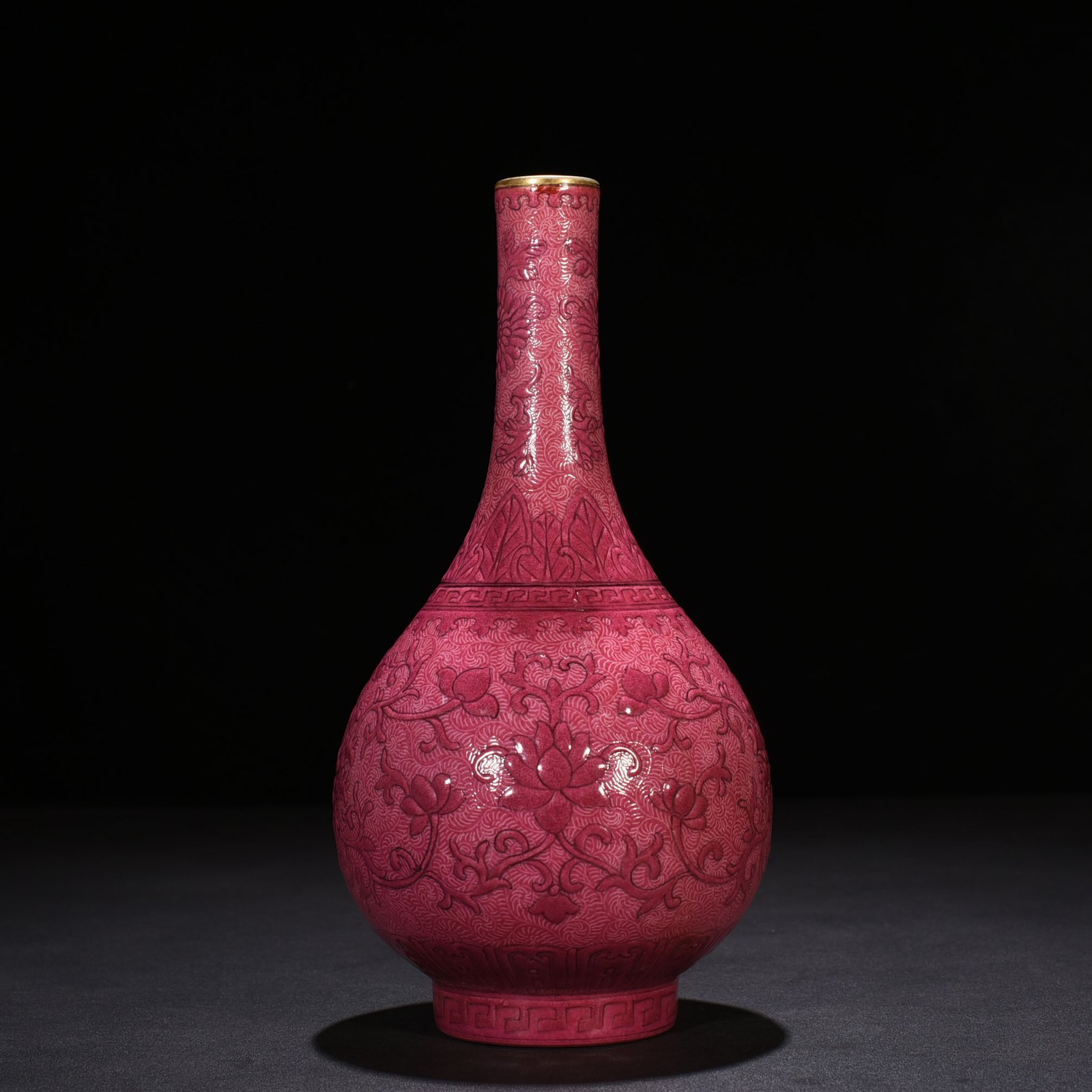 Qing Dynasty Qianlong rouge red rolled floral pattern gallbladder vase
