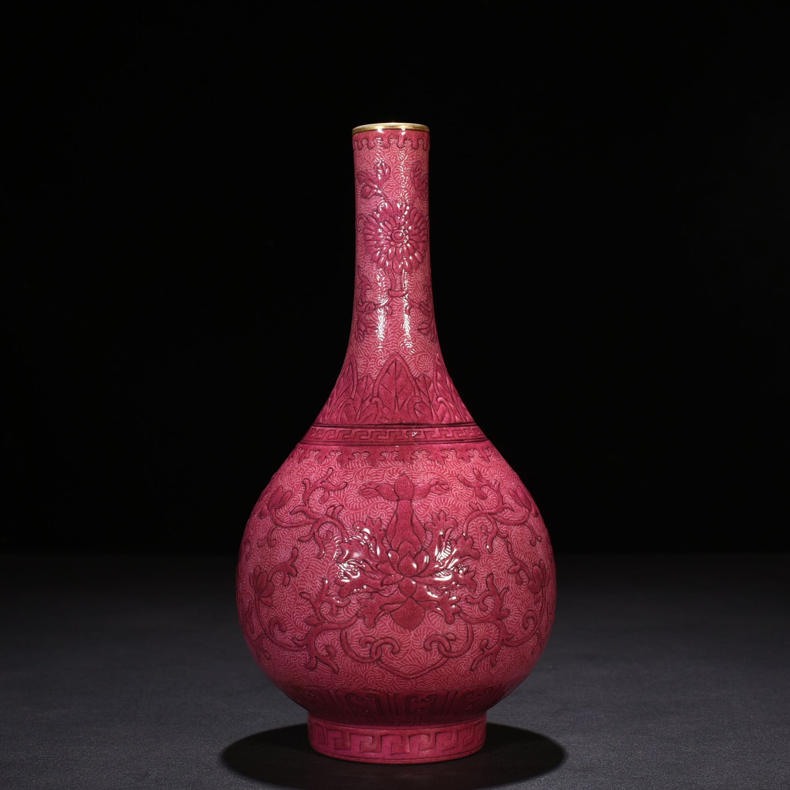 Qing Dynasty Qianlong rouge red rolled floral pattern gallbladder vase