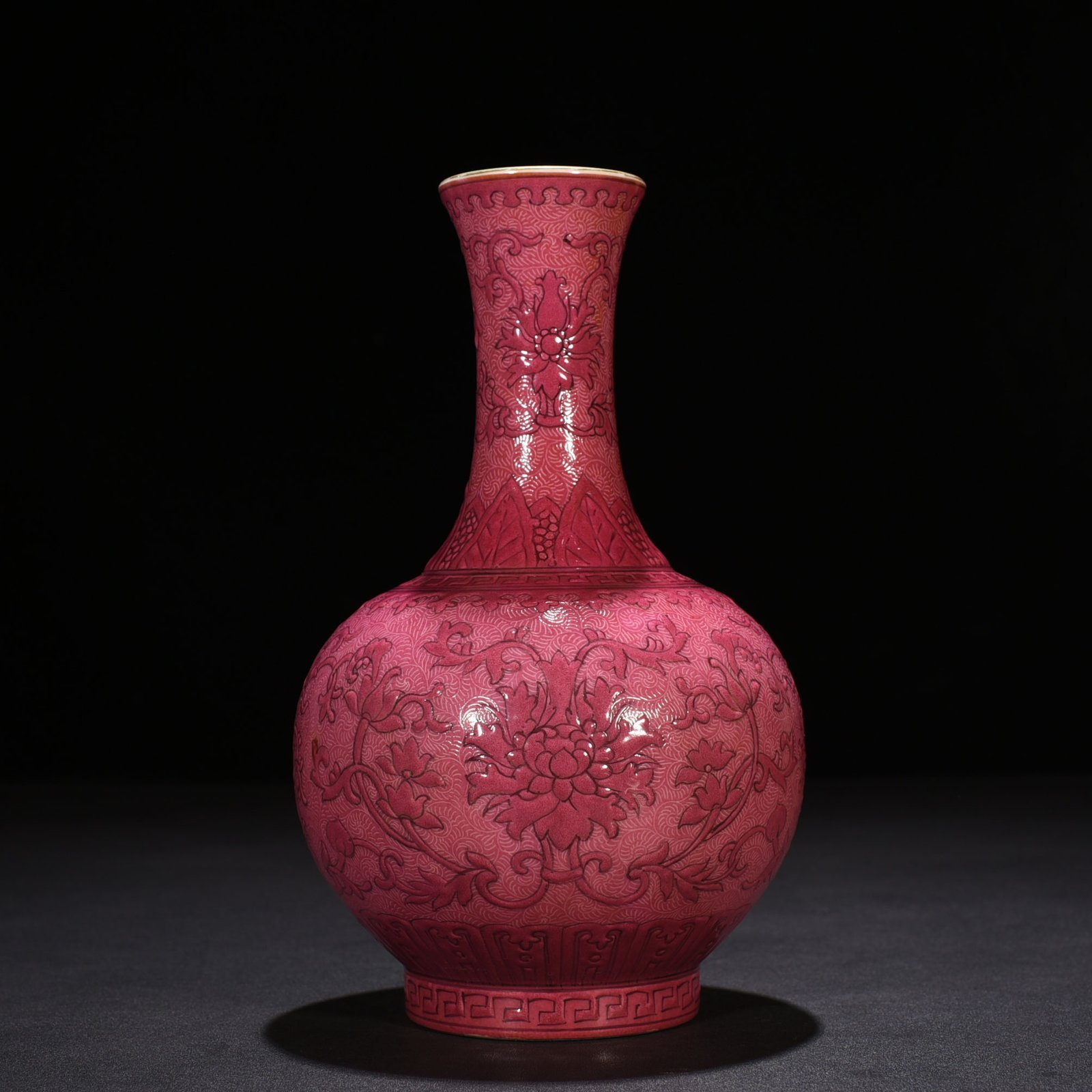 Qing Dynasty Qianlong rouge red rolled flower pattern vase