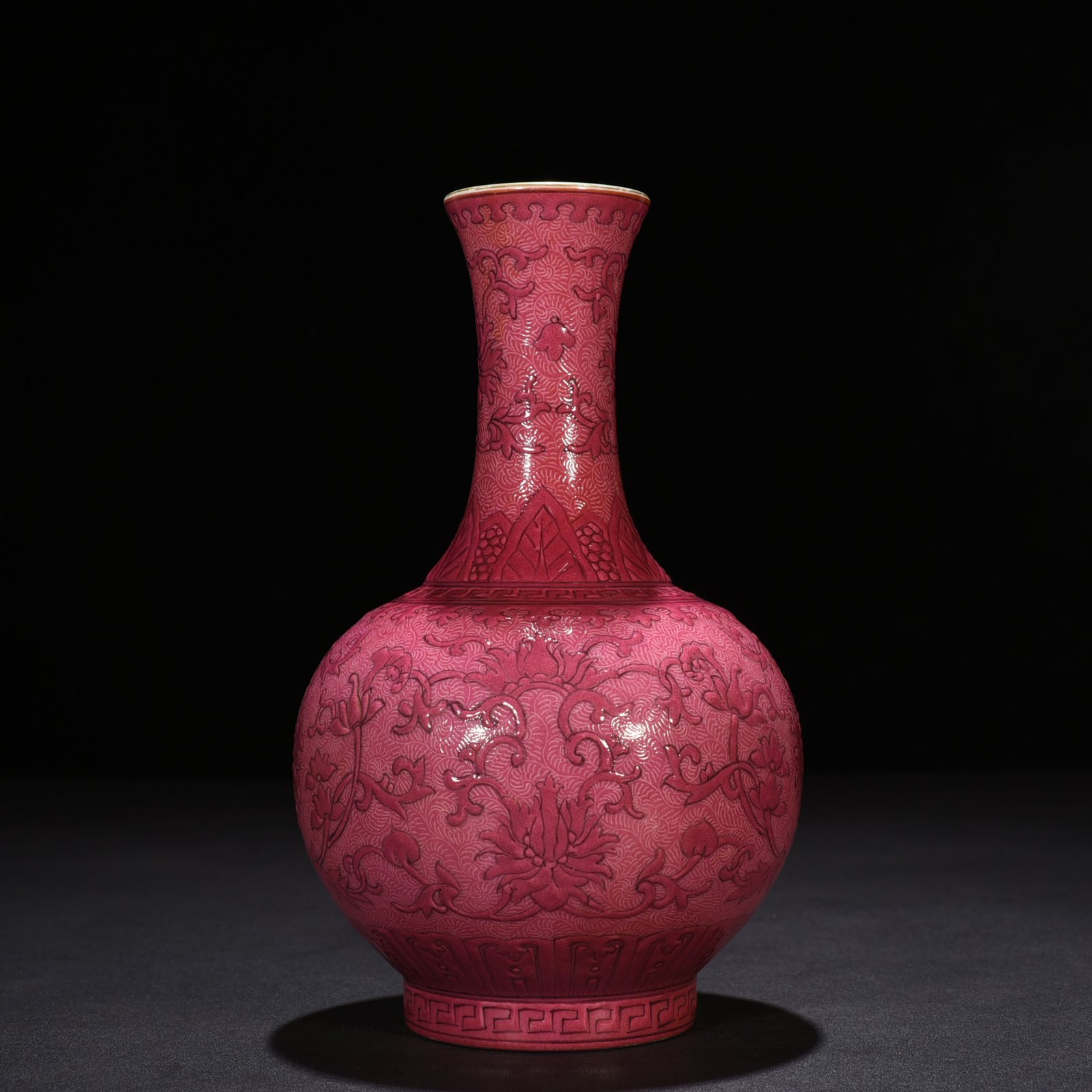 Qing Dynasty Qianlong rouge red rolled flower pattern vase