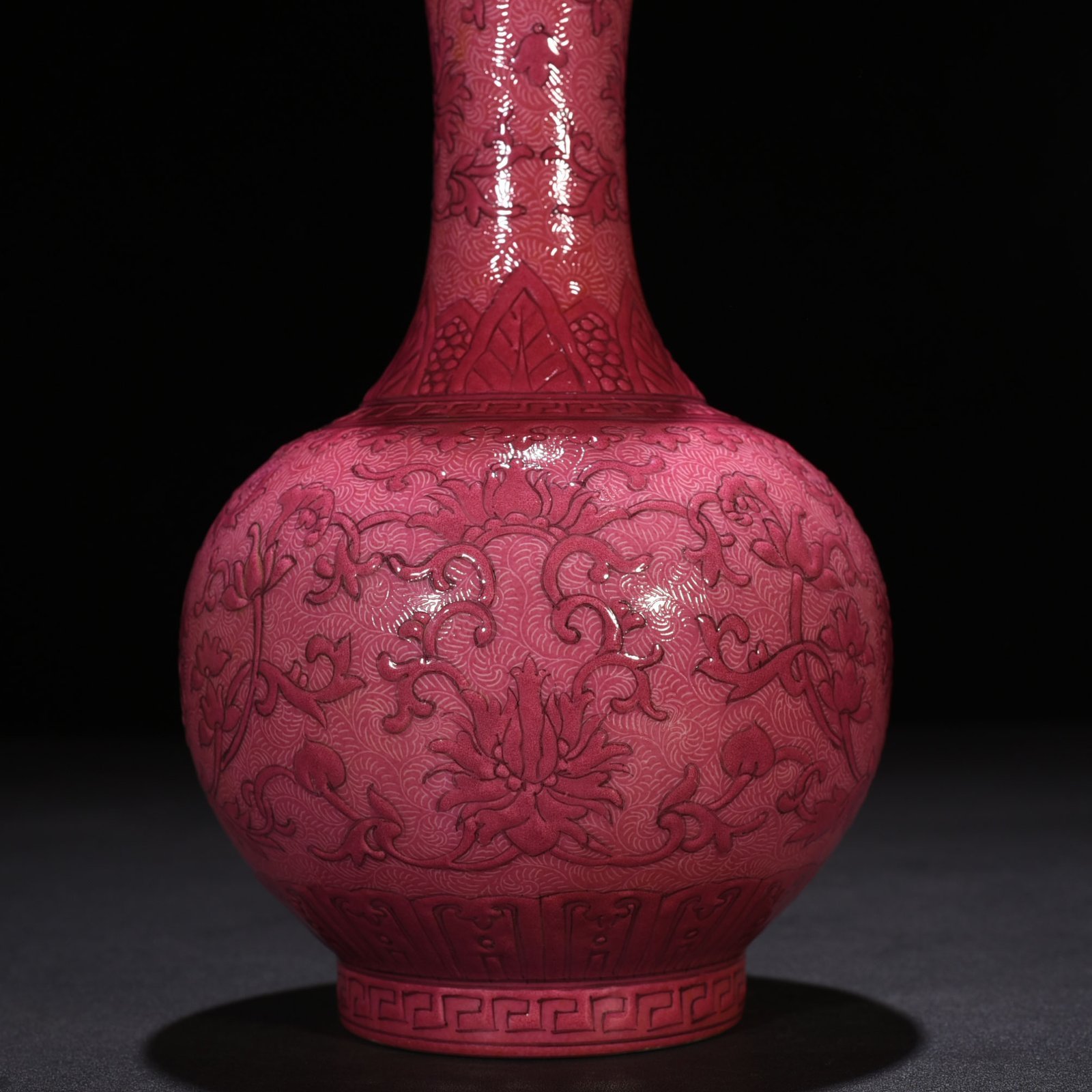 Qing Dynasty Qianlong rouge red rolled flower pattern vase