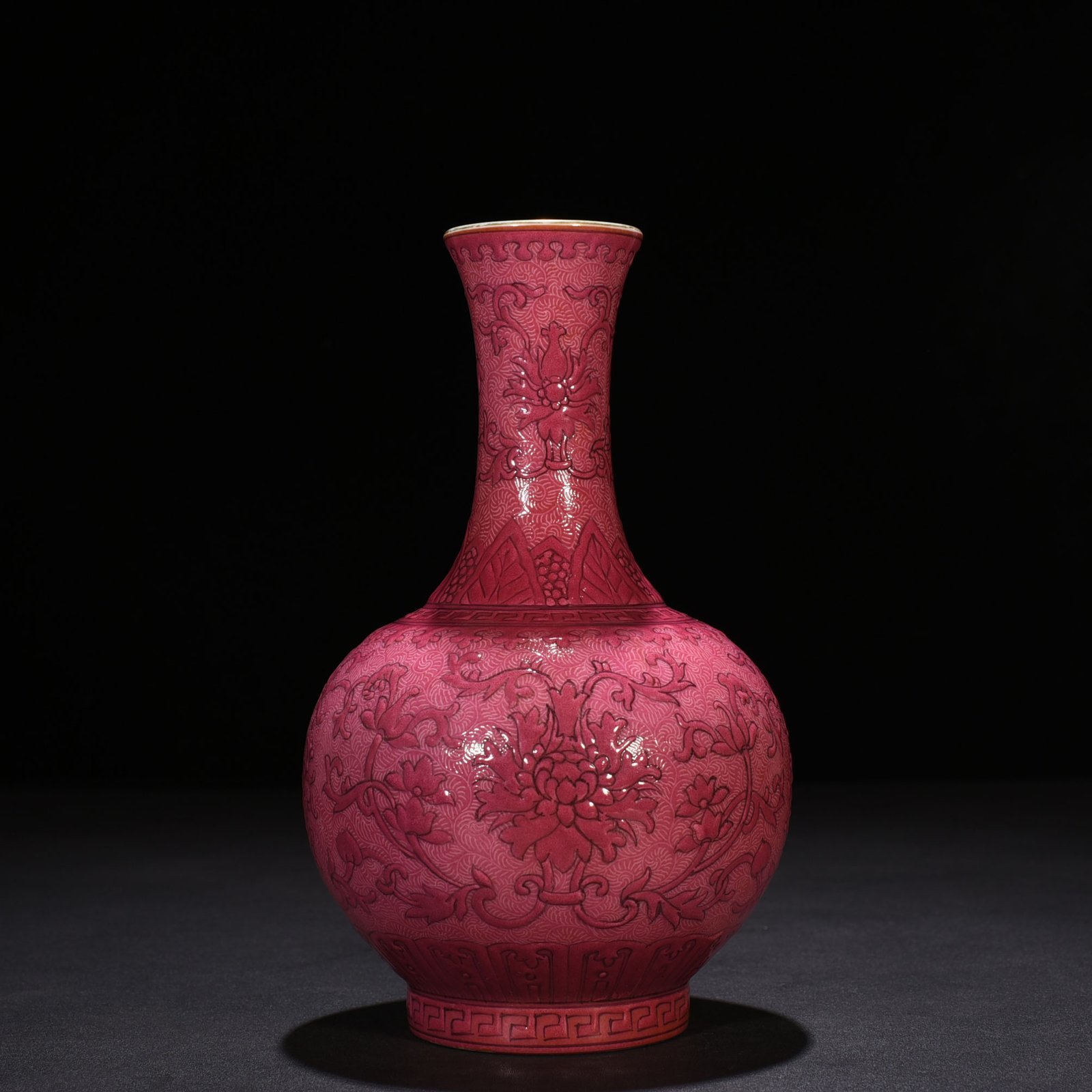 Qing Dynasty Qianlong rouge red rolled flower pattern vase