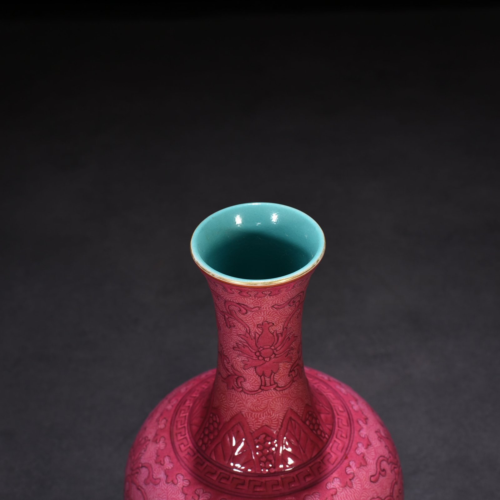 Qing Dynasty Qianlong rouge red rolled flower pattern vase