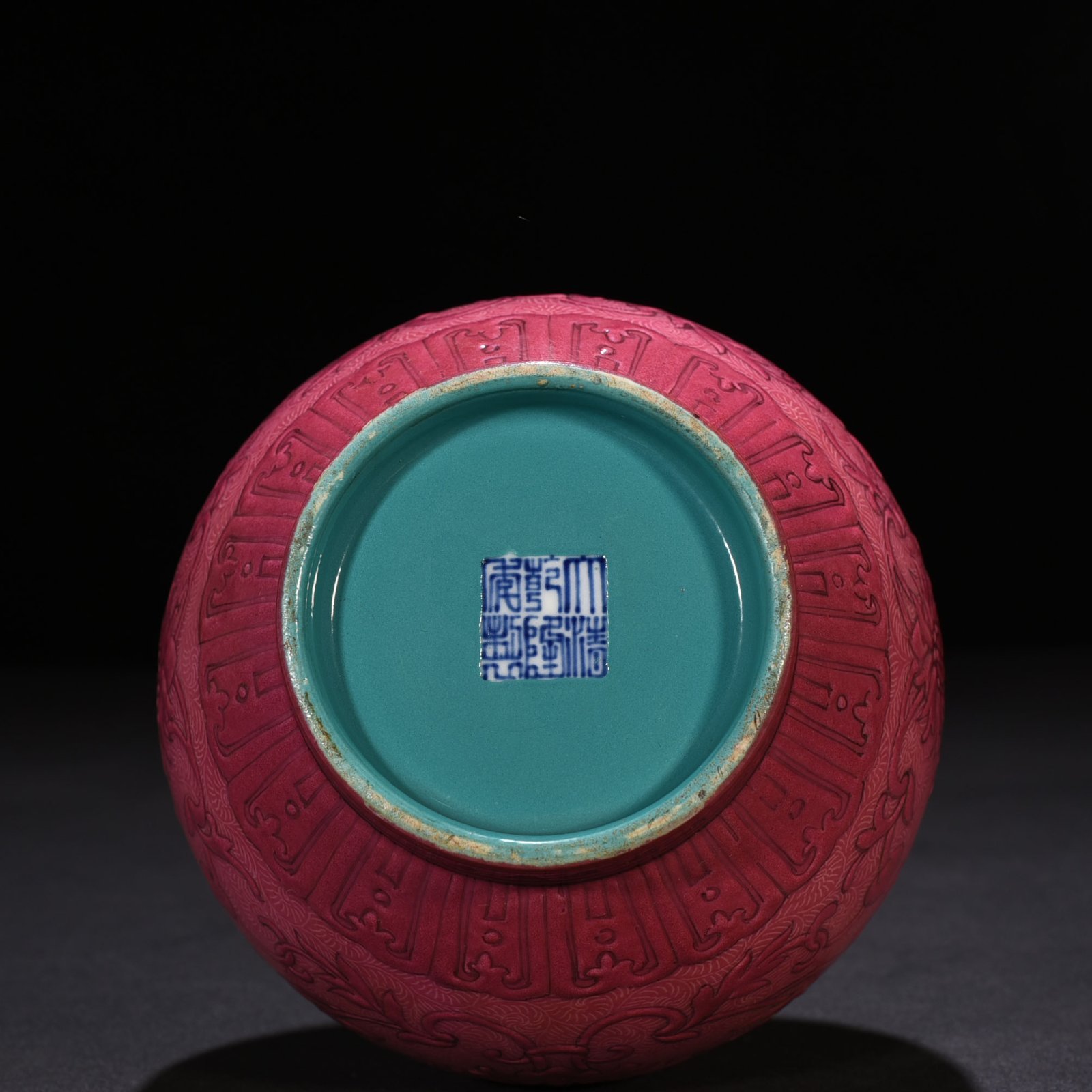 Qing Dynasty Qianlong rouge red rolled flower pattern vase