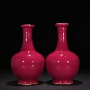 Qing Dynasty Qianlong rouge red glaze dazzling pattern bottle