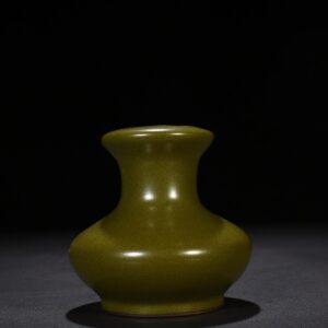 Qing Dynasty Qianlong tea powder-glazed three-hole bottle