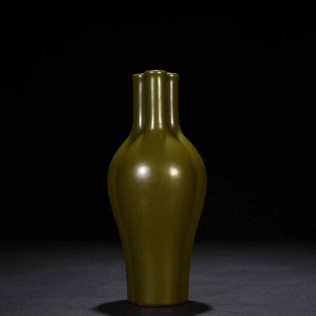 Qing Dynasty Qianlong tea powder-glazed three-tube bottle