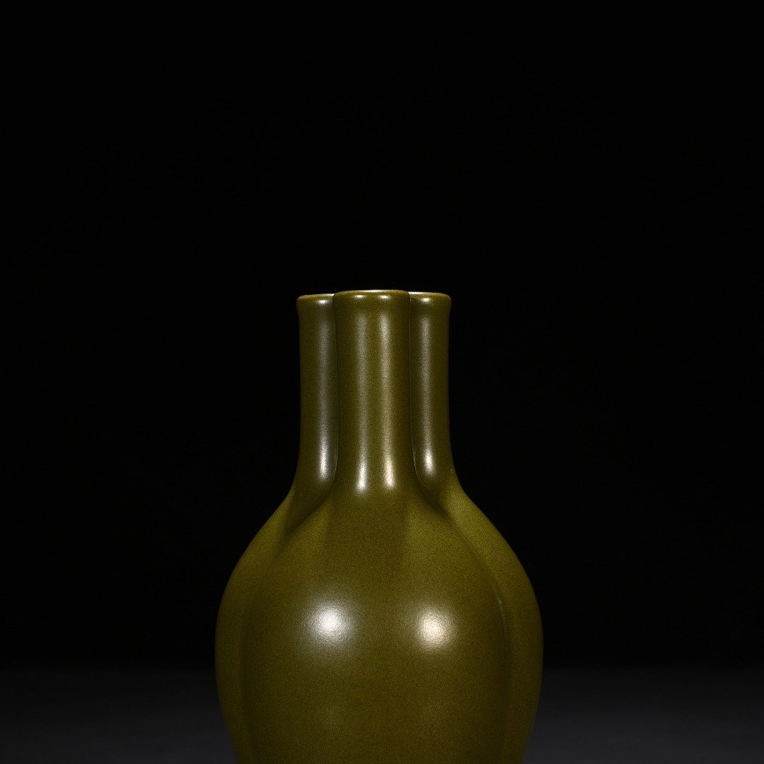 Qing Dynasty Qianlong tea powder-glazed three-tube bottle
