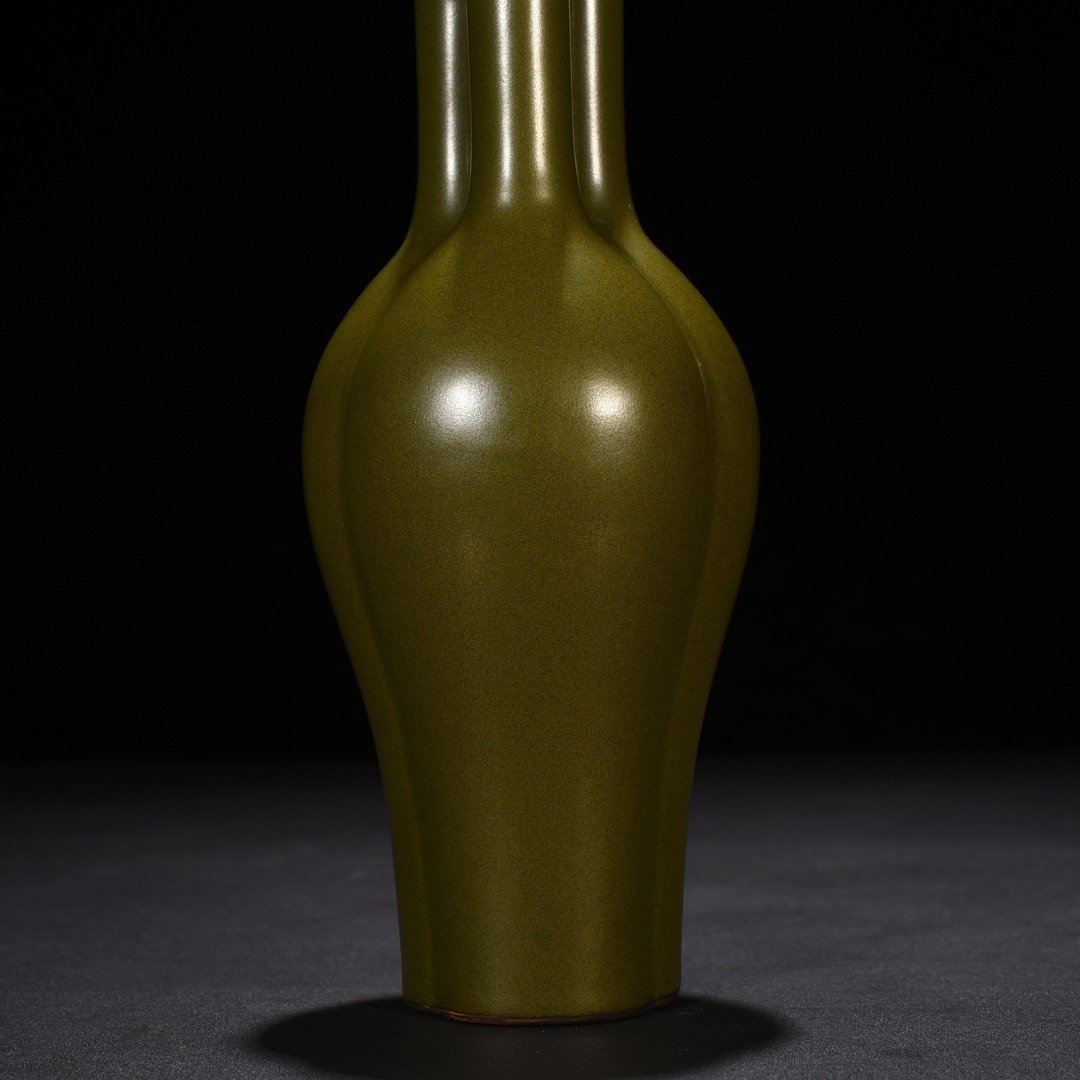Qing Dynasty Qianlong tea powder-glazed three-tube bottle
