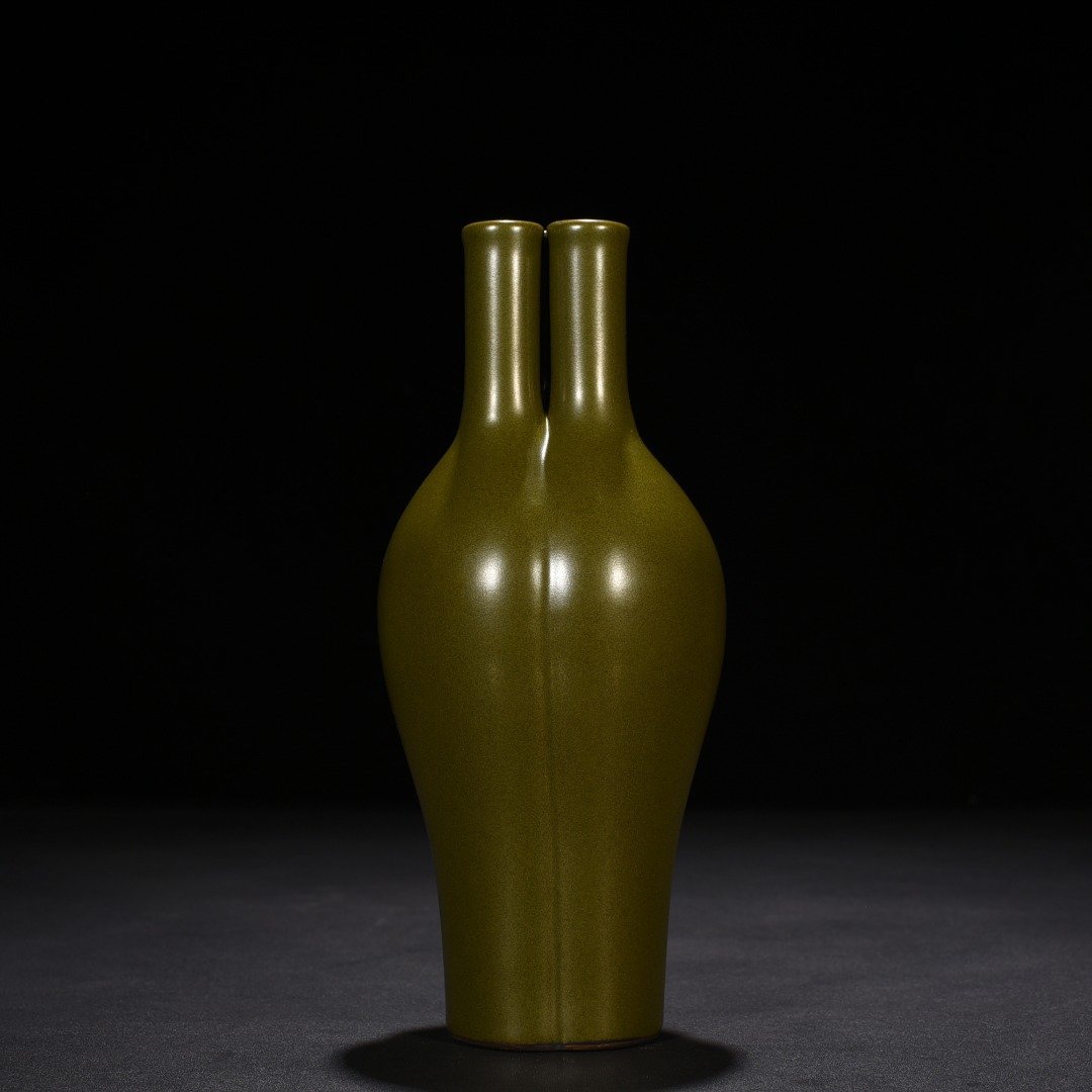 Qing Dynasty Qianlong tea powder-glazed three-tube bottle