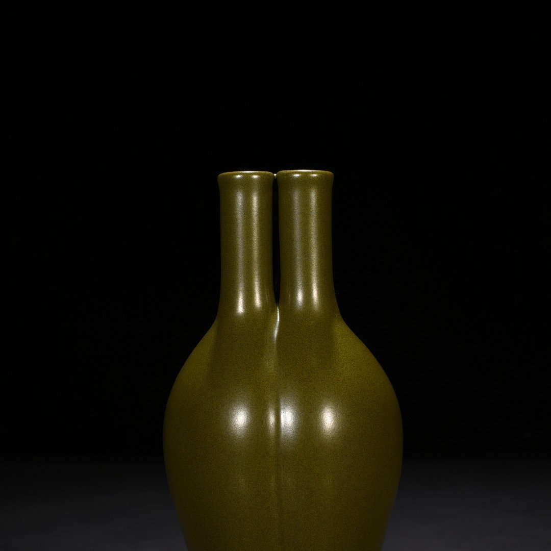 Qing Dynasty Qianlong tea powder-glazed three-tube bottle