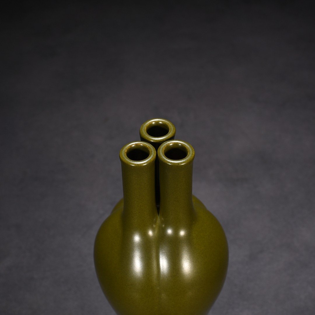 Qing Dynasty Qianlong tea powder-glazed three-tube bottle