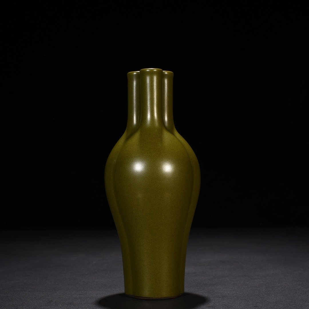 Qing Dynasty Qianlong tea powder-glazed three-tube bottle