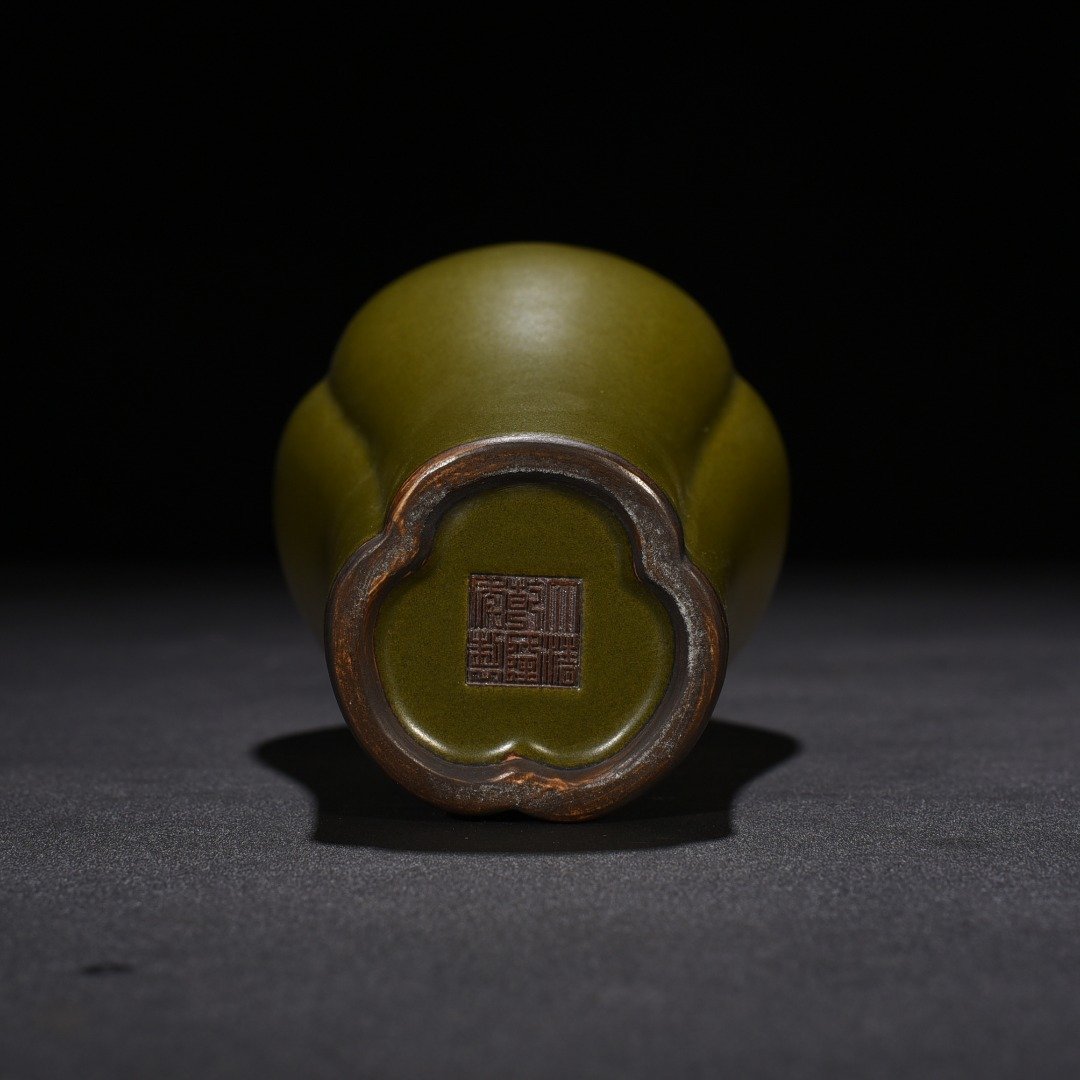 Qing Dynasty Qianlong tea powder-glazed three-tube bottle