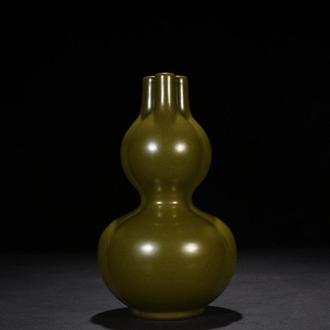 Qing Dynasty Qianlong tea powder-glazed three-tube gourd bottle