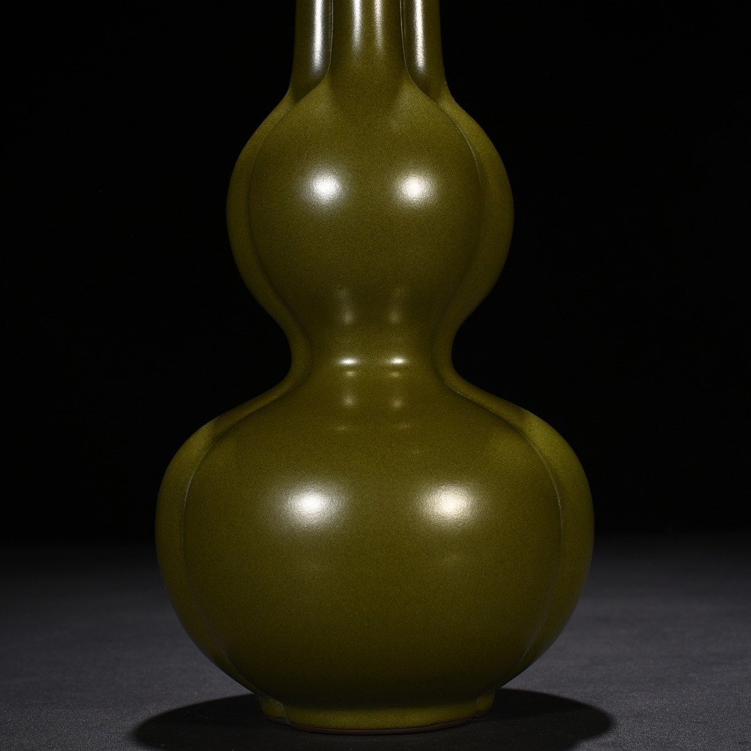 Qing Dynasty Qianlong tea powder-glazed three-tube gourd bottle