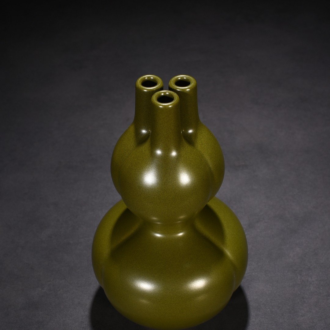 Qing Dynasty Qianlong tea powder-glazed three-tube gourd bottle