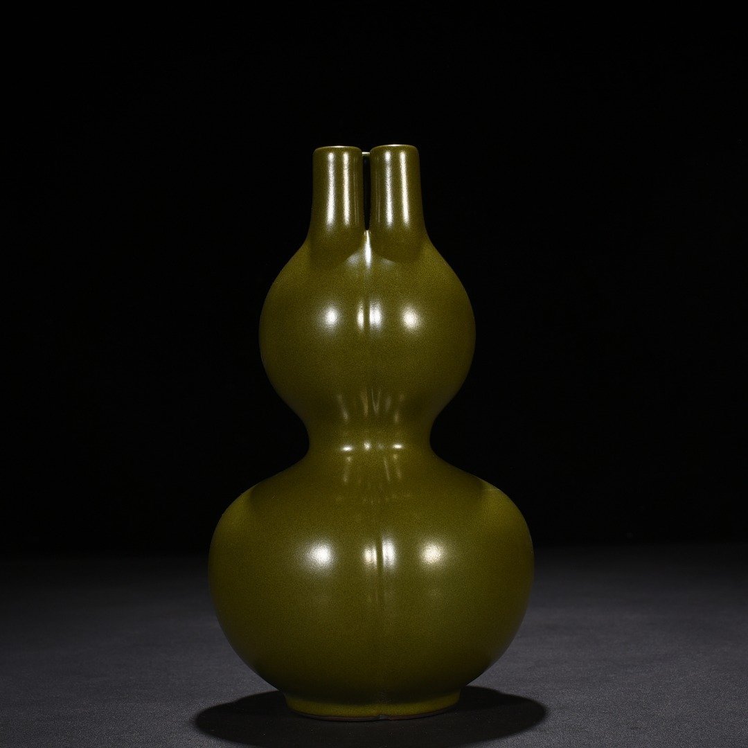 Qing Dynasty Qianlong tea powder-glazed three-tube gourd bottle
