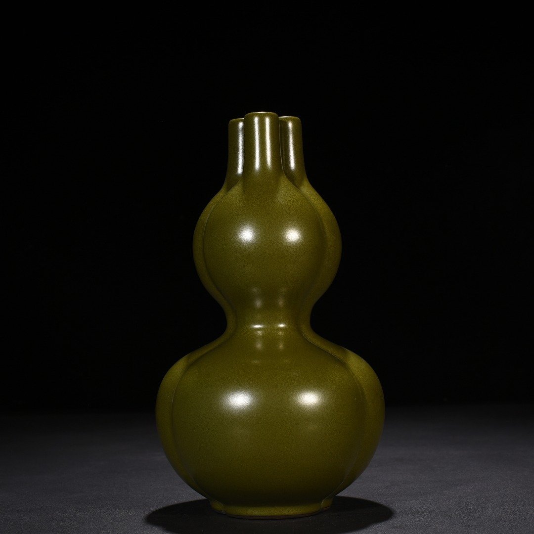 Qing Dynasty Qianlong tea powder-glazed three-tube gourd bottle