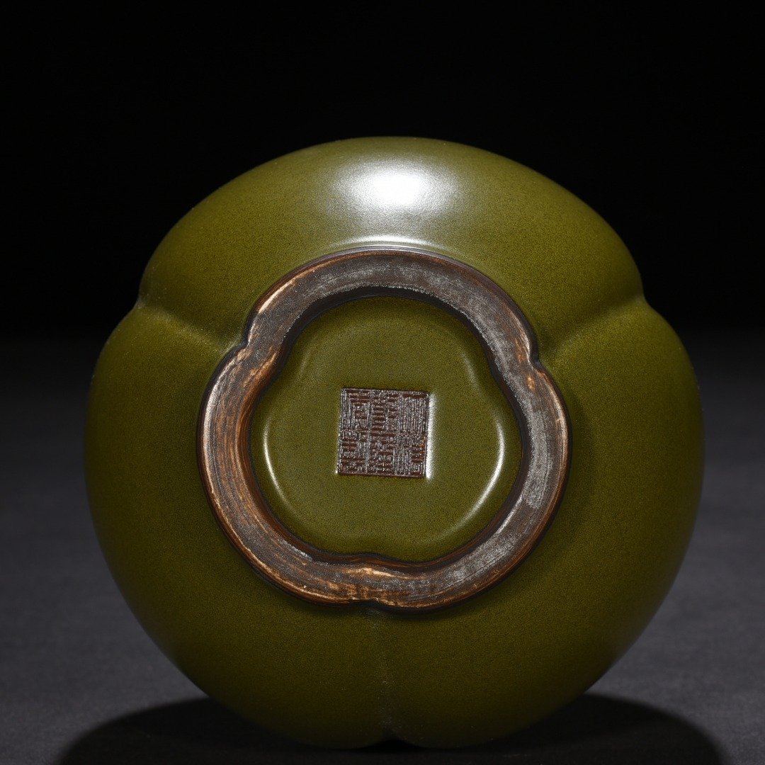 Qing Dynasty Qianlong tea powder-glazed three-tube gourd bottle