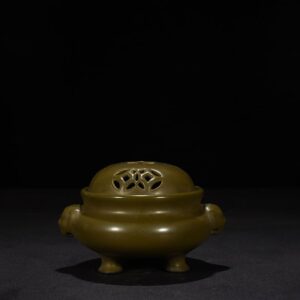 Qing Dynasty Qianlong tea powder glazed three-legged hollow smoker
