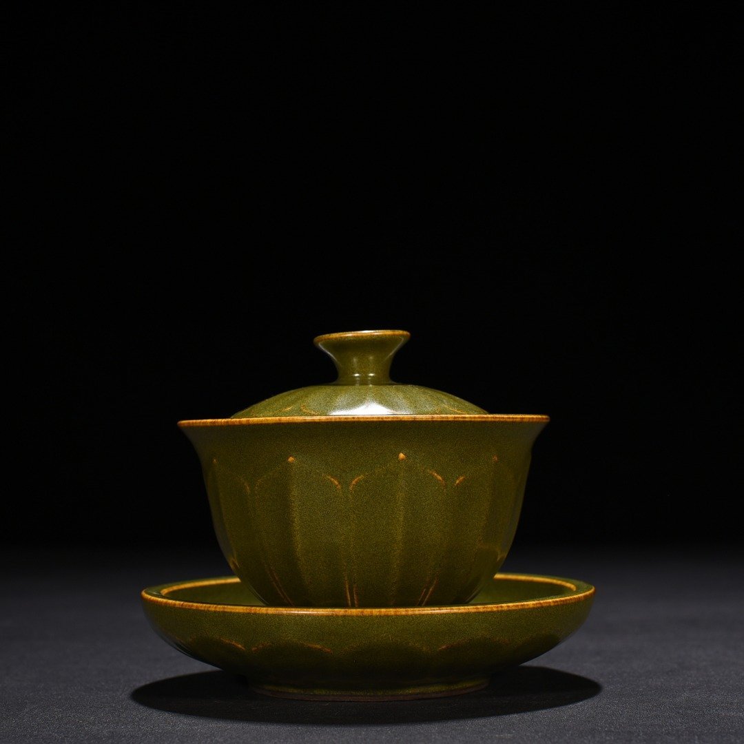 Qing Dynasty Qianlong tea powder glaze engraved banana leaf pattern covered bowl
