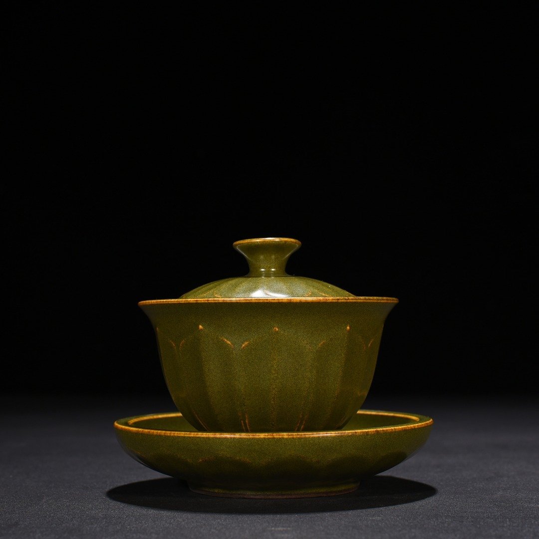 Qing Dynasty Qianlong tea powder glaze engraved banana leaf pattern covered bowl