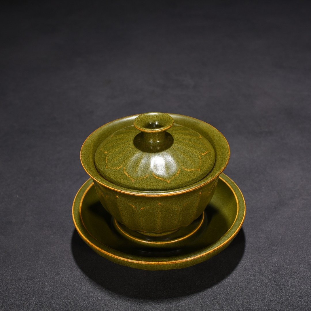 Qing Dynasty Qianlong tea powder glaze engraved banana leaf pattern covered bowl
