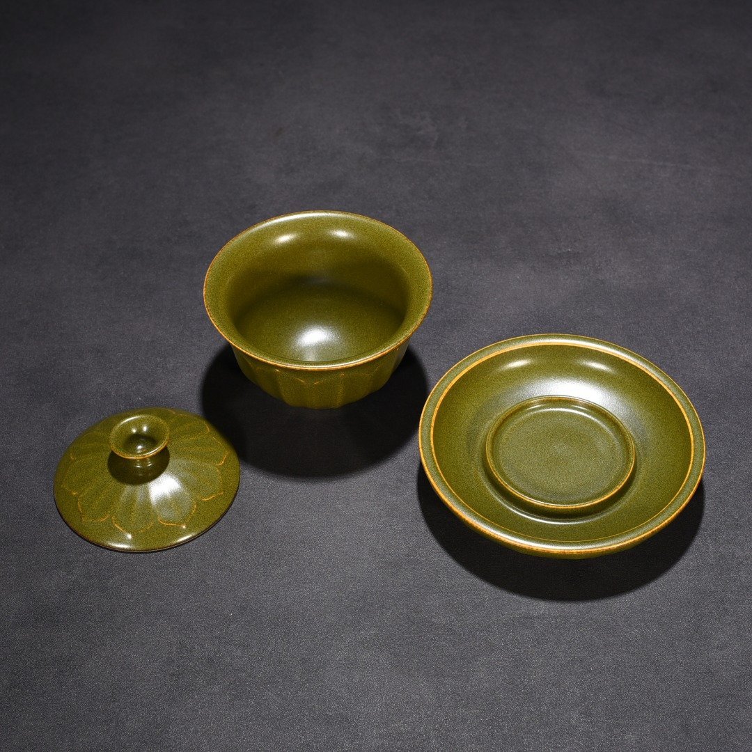 Qing Dynasty Qianlong tea powder glaze engraved banana leaf pattern covered bowl