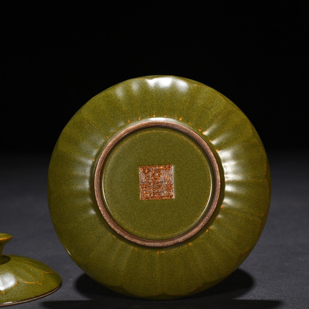 Qing Dynasty Qianlong tea powder glaze engraved banana leaf pattern covered bowl