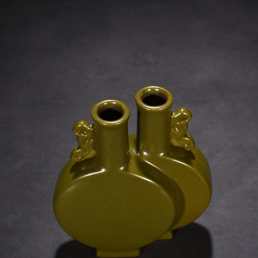 Qing Dynasty Qianlong tea powder-glazed double flat bottle