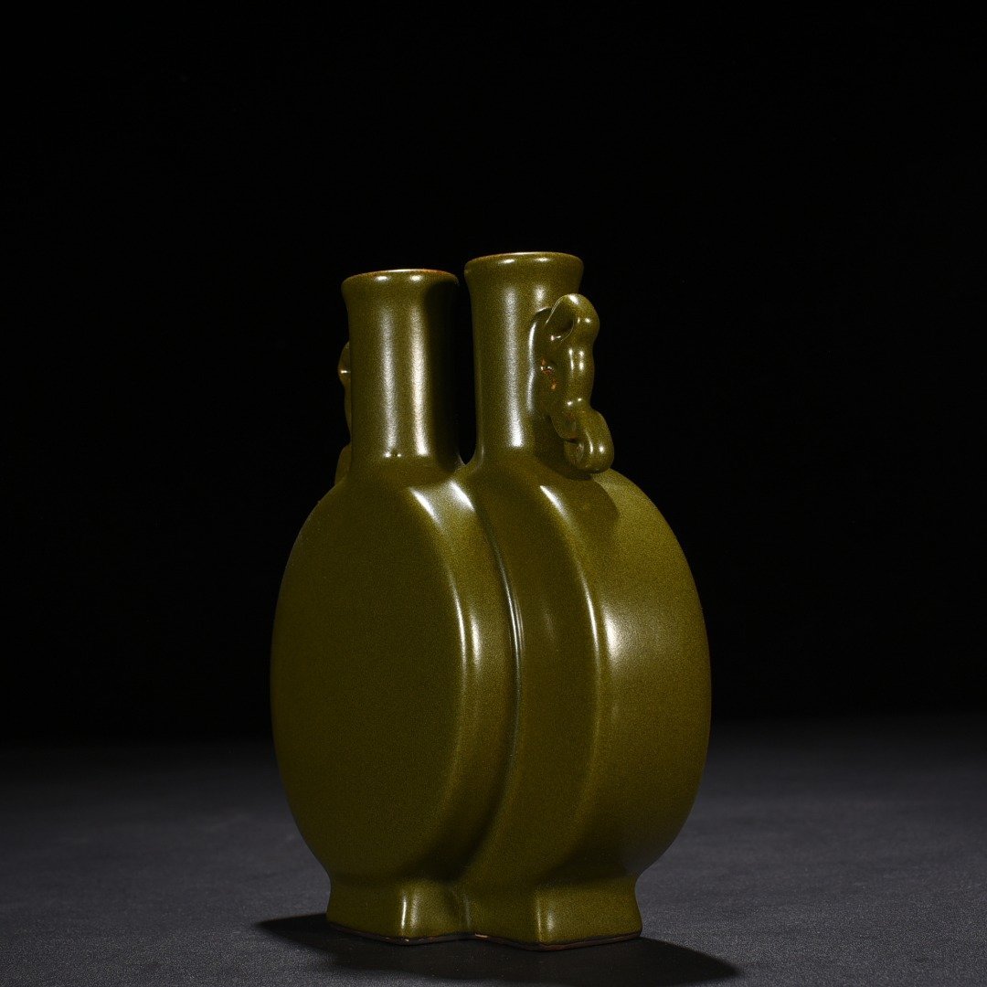 Qing Dynasty Qianlong tea powder-glazed double flat bottle