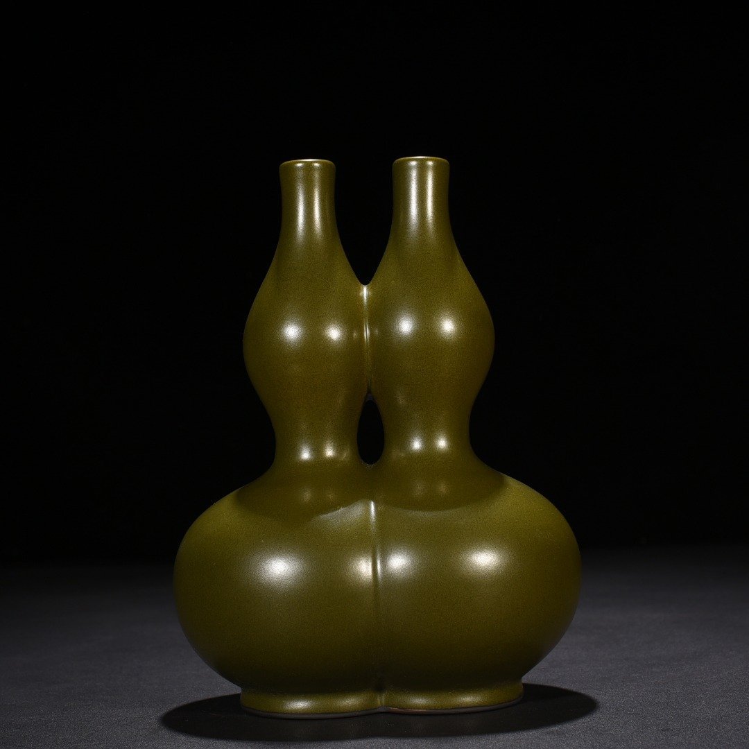 Qing Dynasty Qianlong tea powder-glazed double-gourd bottle