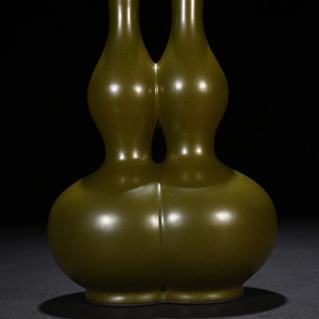 Qing Dynasty Qianlong tea powder-glazed double-gourd bottle