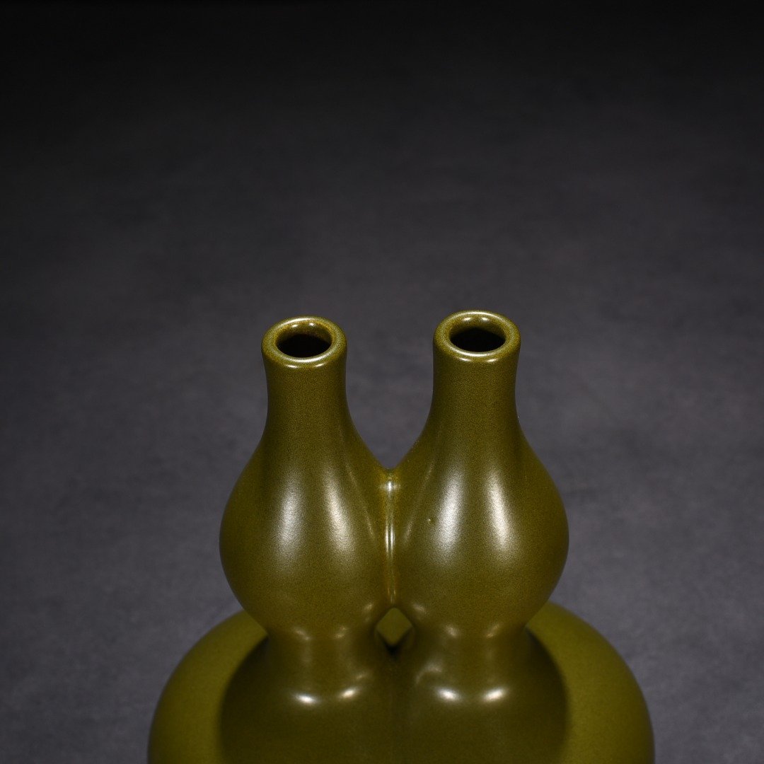 Qing Dynasty Qianlong tea powder-glazed double-gourd bottle