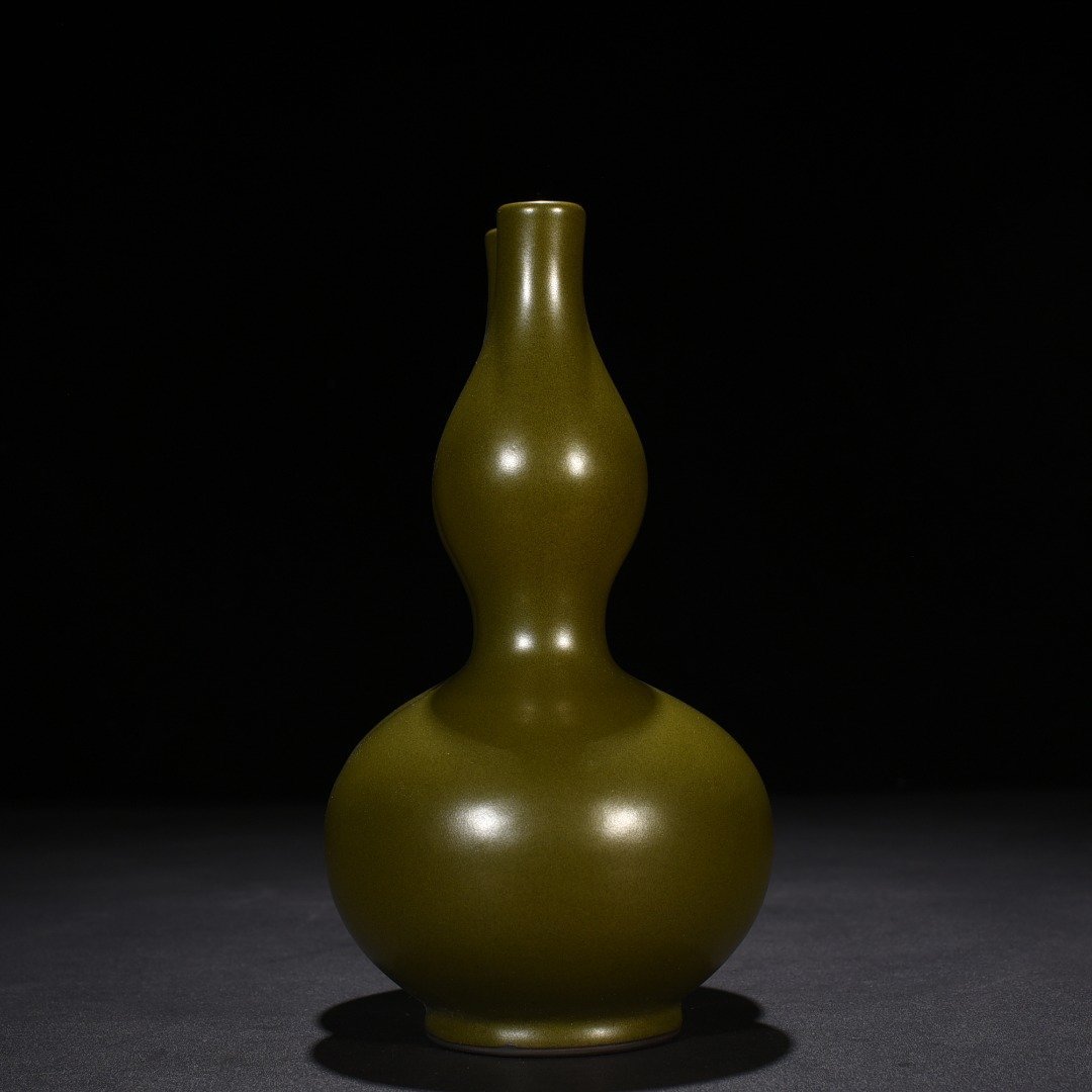 Qing Dynasty Qianlong tea powder-glazed double-gourd bottle