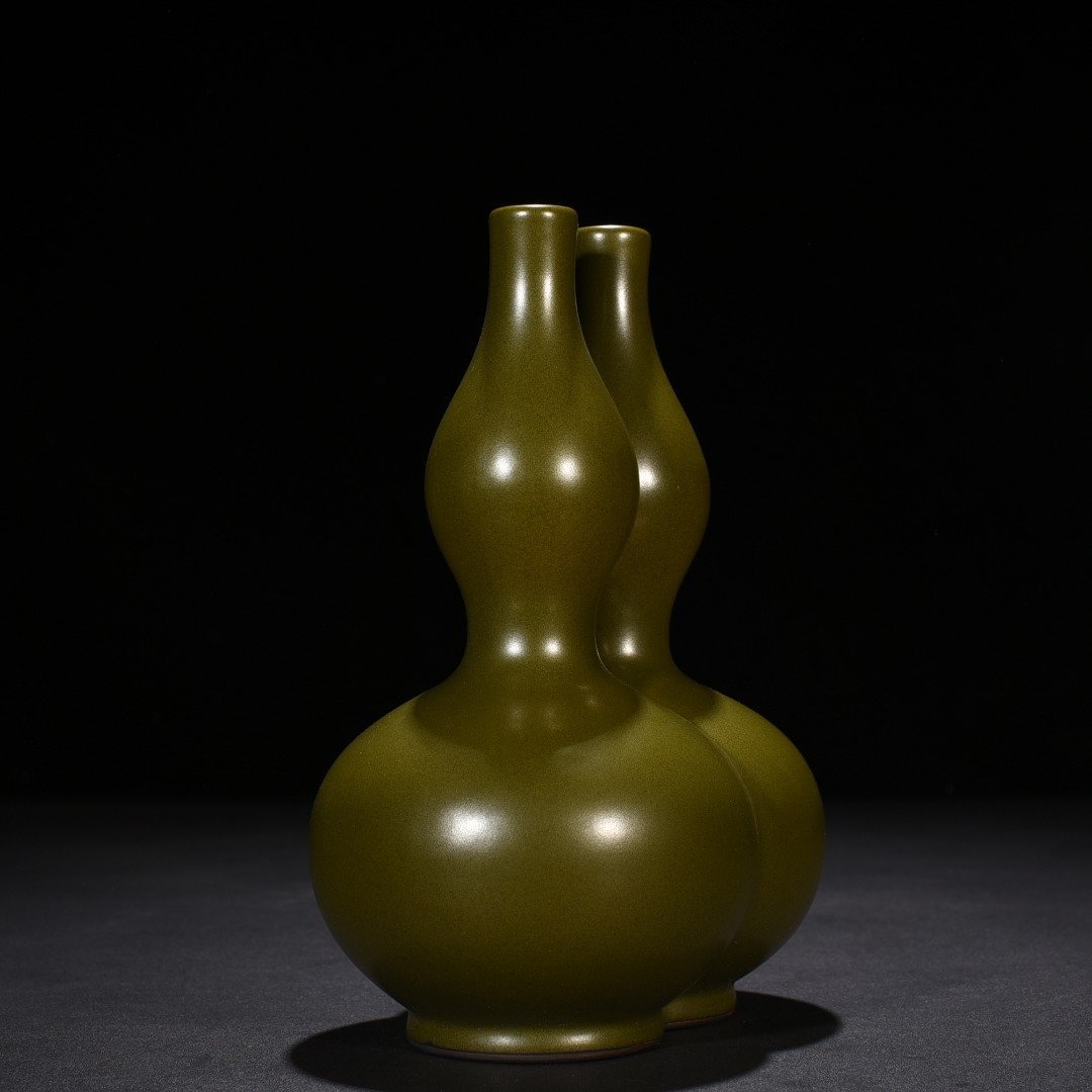 Qing Dynasty Qianlong tea powder-glazed double-gourd bottle