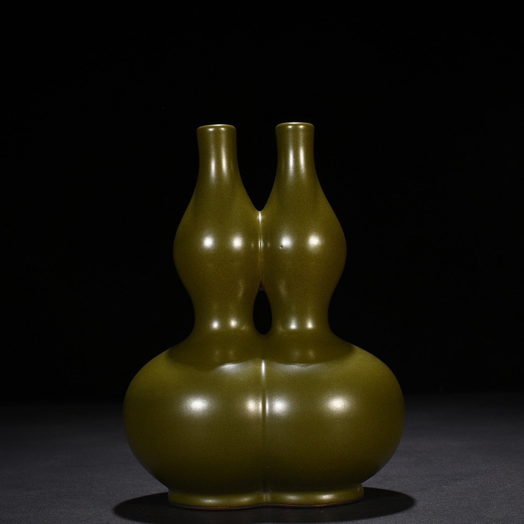 Qing Dynasty Qianlong tea powder-glazed double-gourd bottle