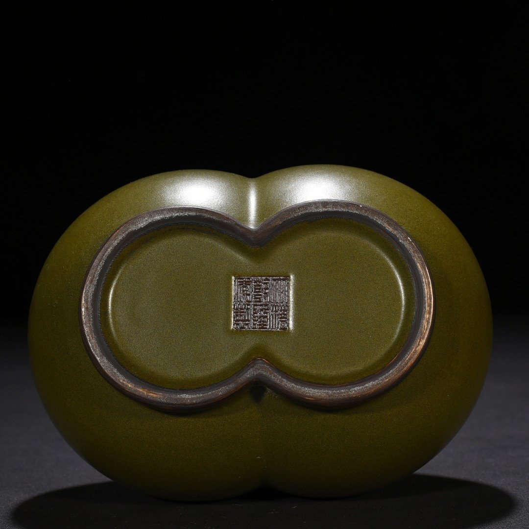 Qing Dynasty Qianlong tea powder-glazed double-gourd bottle