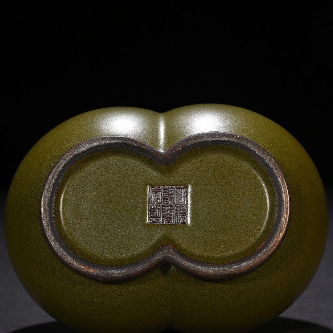 Qing Dynasty Qianlong tea powder-glazed double-gourd bottle