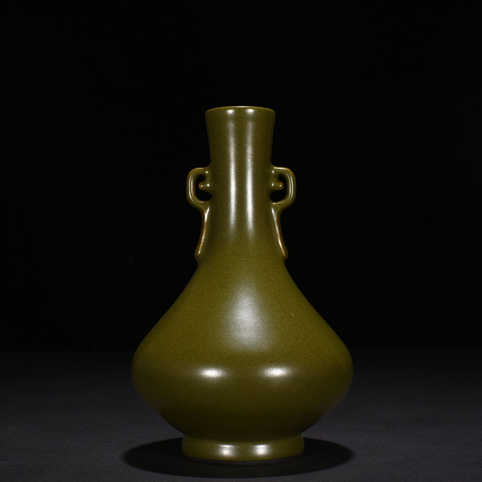 Qing Dynasty Qianlong tea powder-glazed Ruyi amphorae