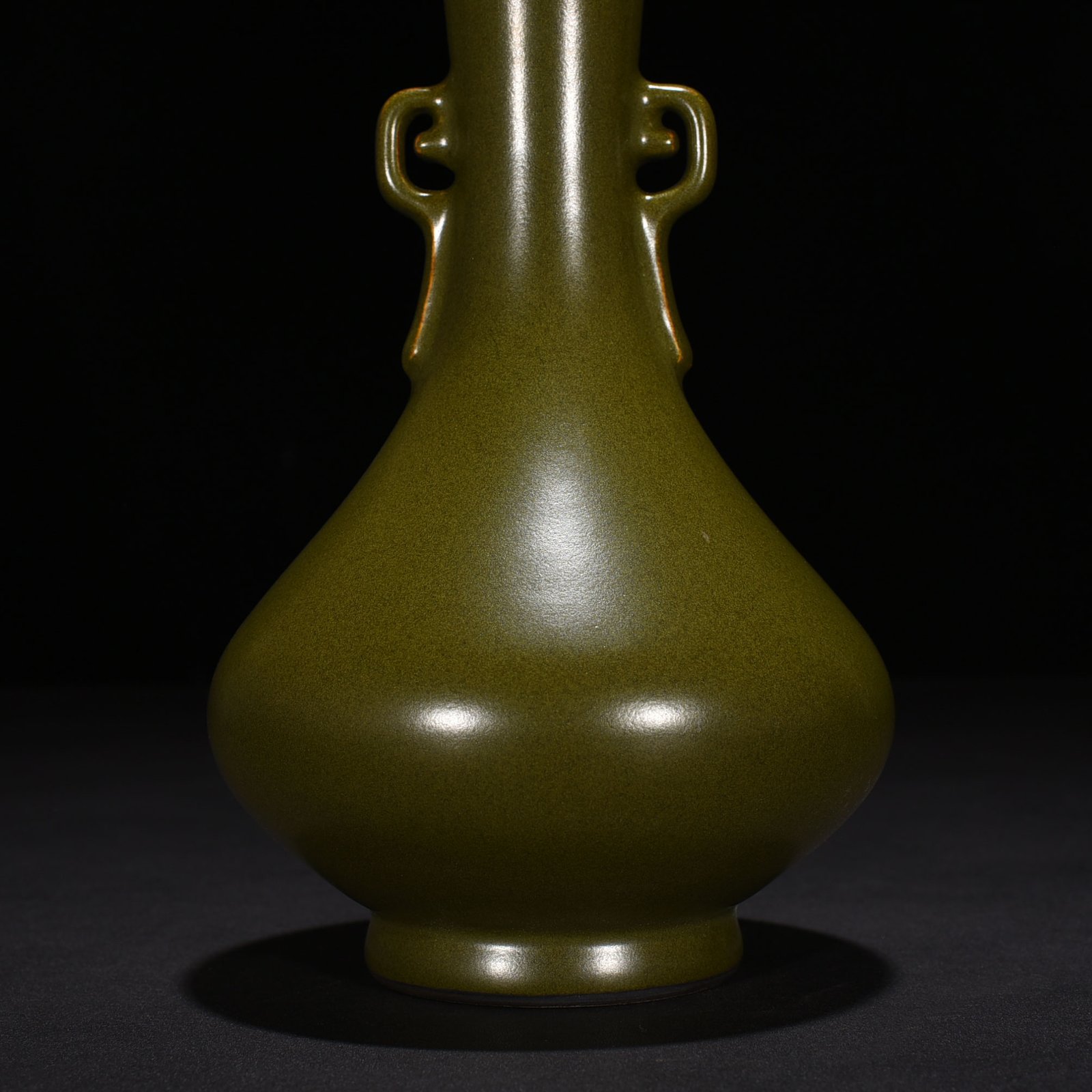 Qing Dynasty Qianlong tea powder-glazed Ruyi amphorae