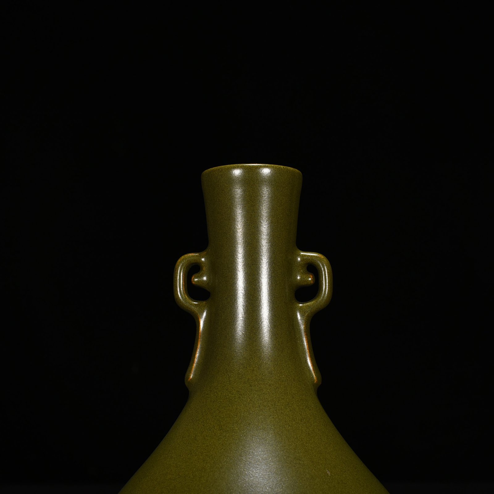Qing Dynasty Qianlong tea powder-glazed Ruyi amphorae