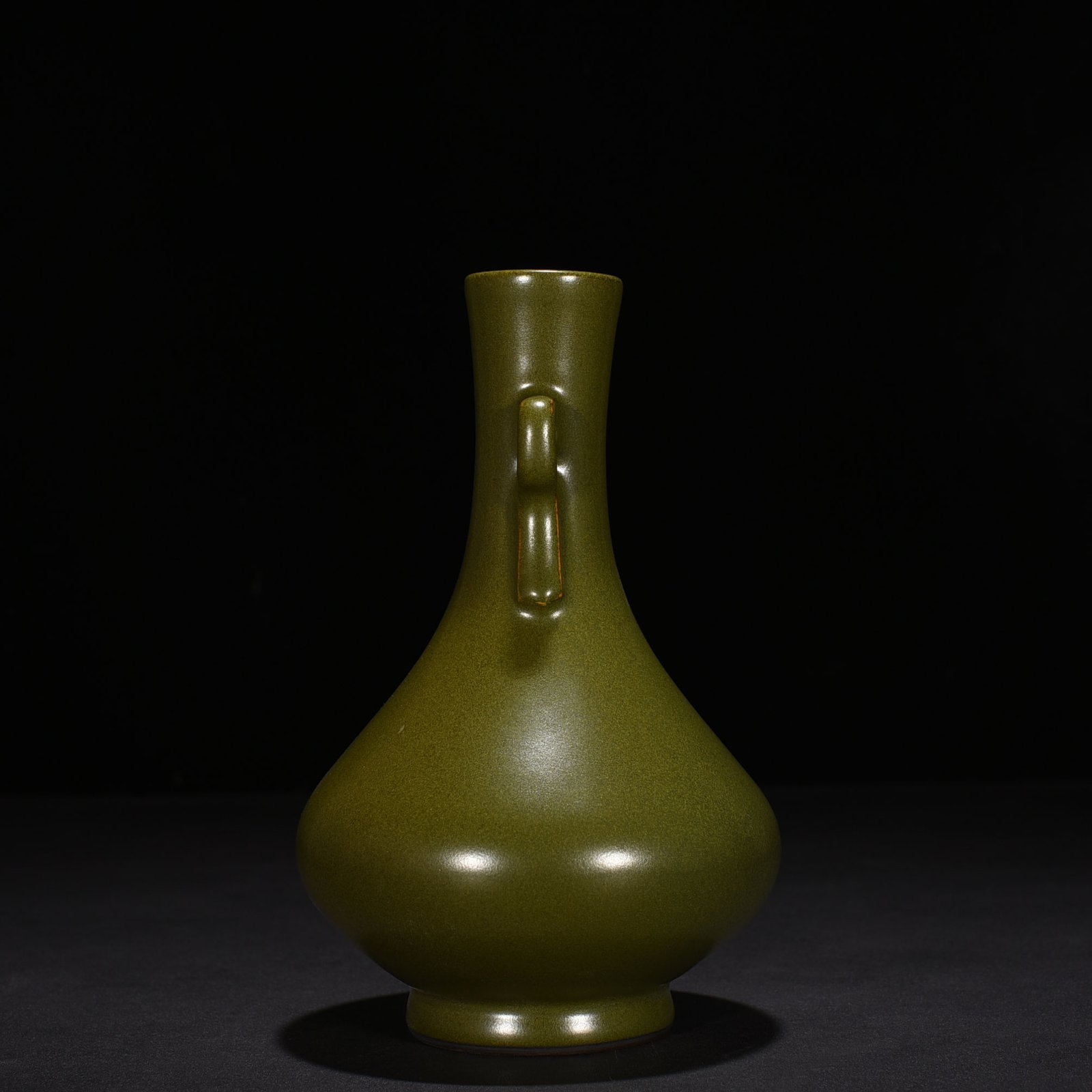 Qing Dynasty Qianlong tea powder-glazed Ruyi amphorae