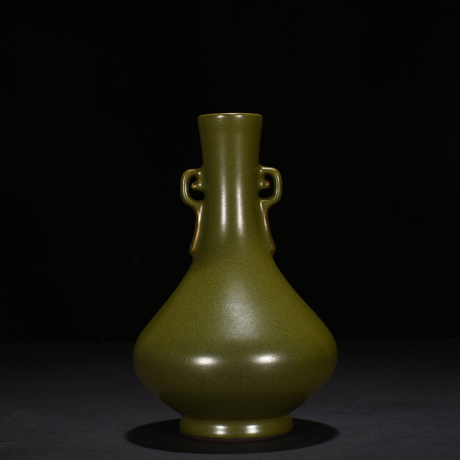 Qing Dynasty Qianlong tea powder-glazed Ruyi amphorae
