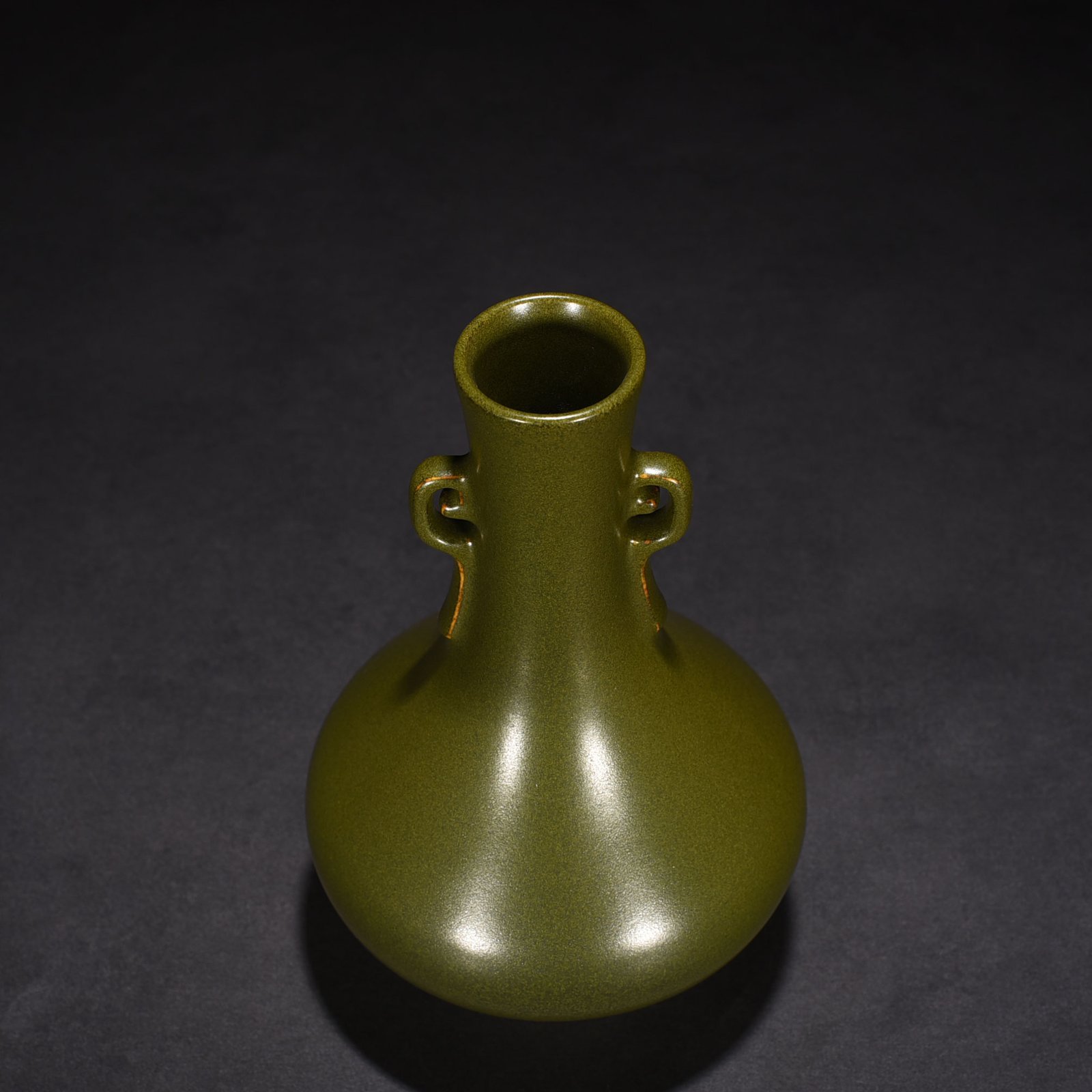 Qing Dynasty Qianlong tea powder-glazed Ruyi amphorae
