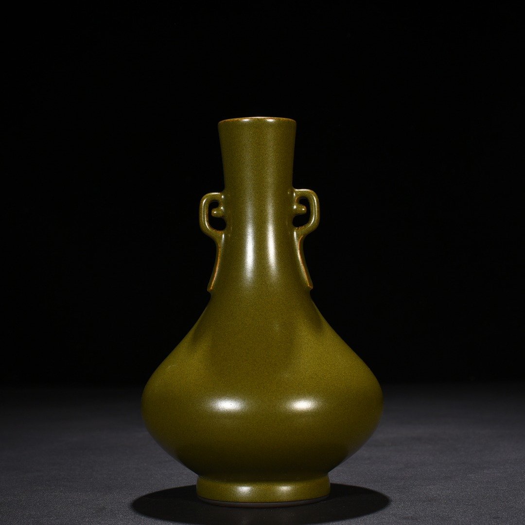 Qing Dynasty Qianlong tea powder-glazed Ruyi ear bottle